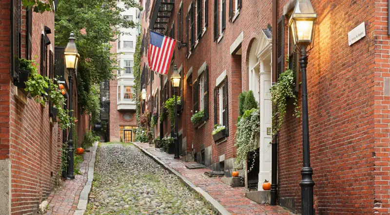 Cobblestoned Acorn Street in Beacon Hill, Boston, with gas lamps